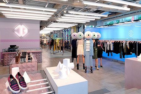 Освещение кассовой зоны в магазине одежды Освещение кассовой зоны в магазине одежды